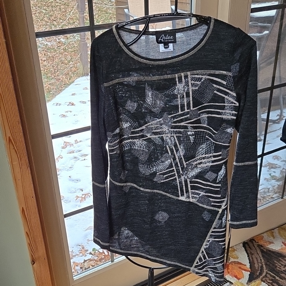 Artex Fashions Black and Gray Long Sleeve Sz. M‎ Top Tunic w Asymetrical Hem NWT